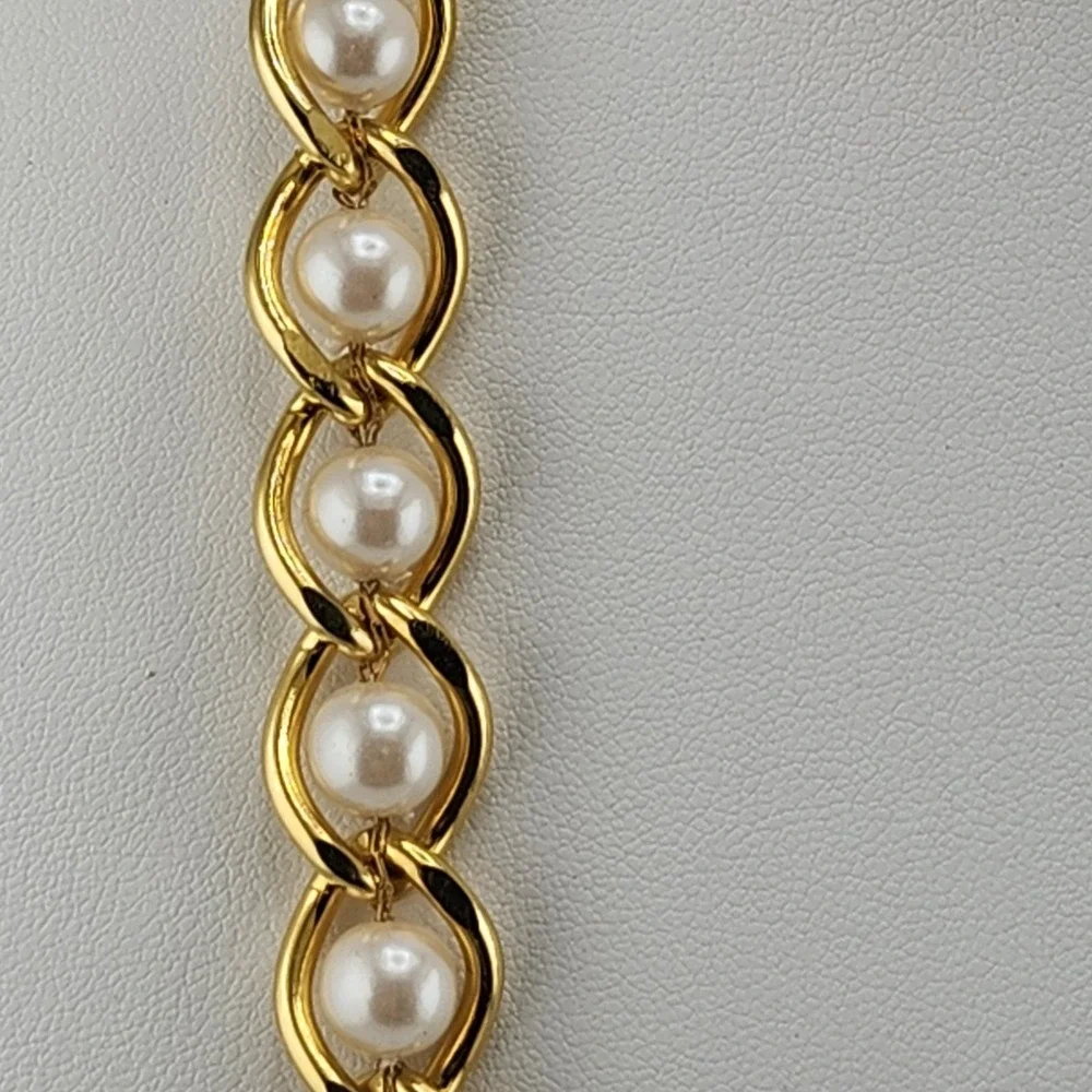 vintage faux pearl surrounded‎ by gold tone chain link 23.5